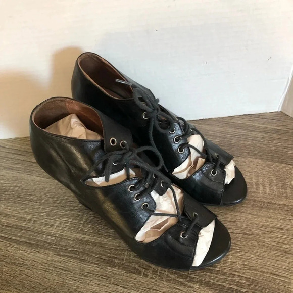 Locale Wedge Leather Sandals - Picture 10 of 12